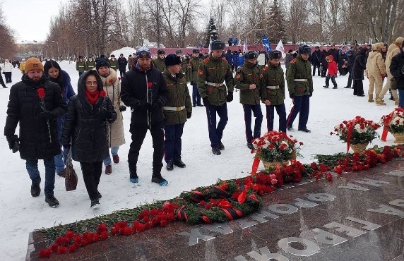 В память о мужестве героев и защитников Ленинграда»